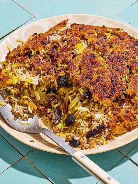 Adas Polo (Persian Rice and Lentils with Caramelized Onions, Dates and Raisins)