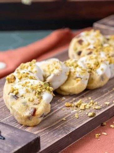 Date Cookies with Pistachios