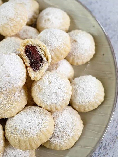 Maamoul (Date Filled Cookies)