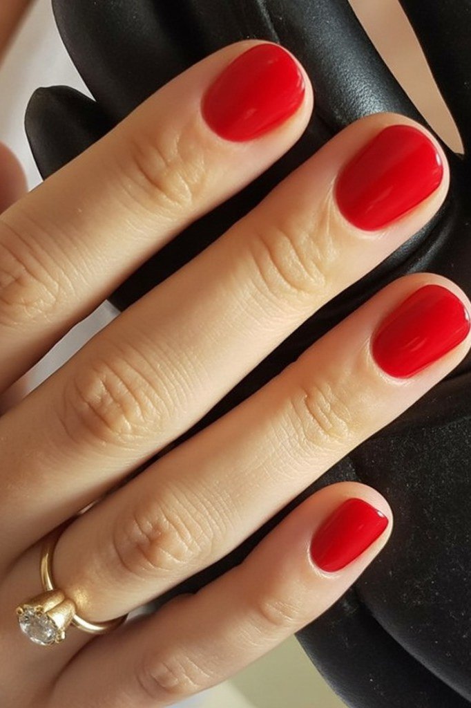 Classic true red oval nails with gold ring