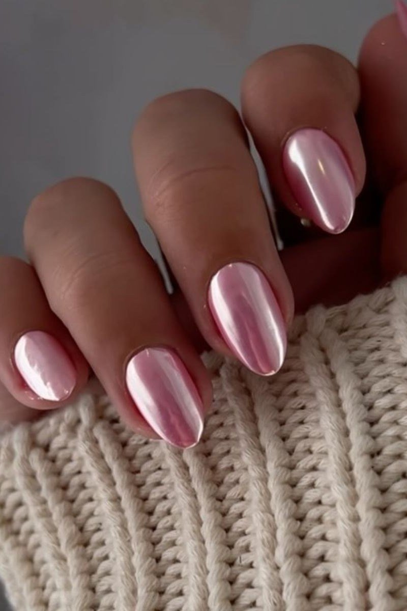 Squoval pinky-red iridescent glaze nails