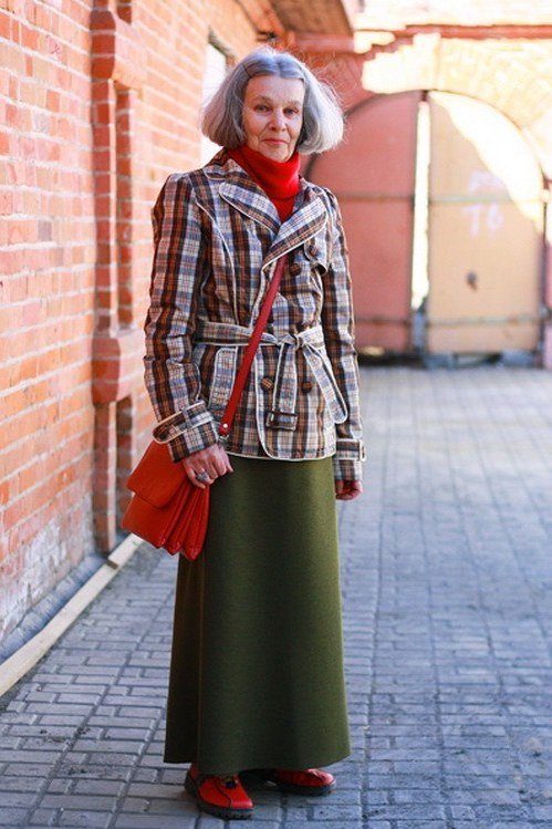 Plaid blazer with olive maxi skirt fall outfit idea for women over 60