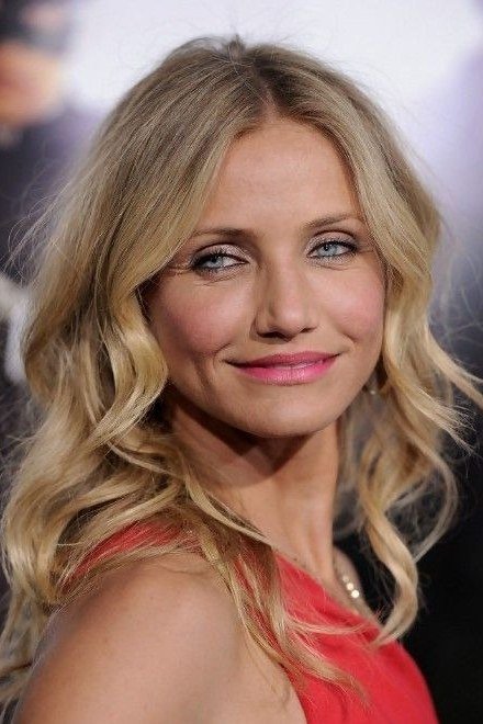 Blonde long wavy hair, front view - wispy hairstyle for women over 40