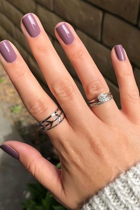 Mauve short round nails with rings, best manicure idea for women over 60