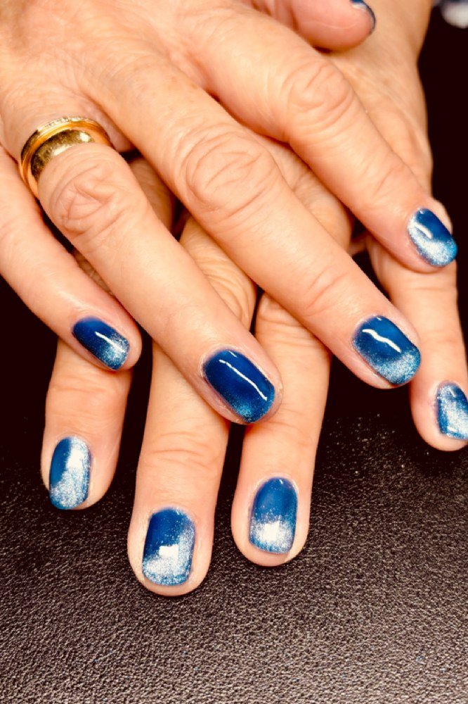 Midnight Blue Cat Eye Nails - Deep midnight blue with a silver magnetic streak covers these short, oval nails.