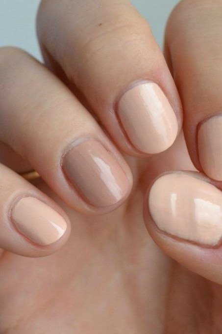 Two-tone nude and mauve short nails