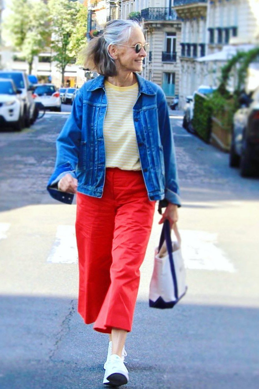 Easy casual outfit idea for women over 50: denim jacket with red cropped pants, older woman everyday style