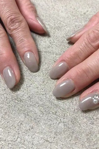 Mauve Pink Nails with Rhinestone Accent, neutral nail ideas for older women