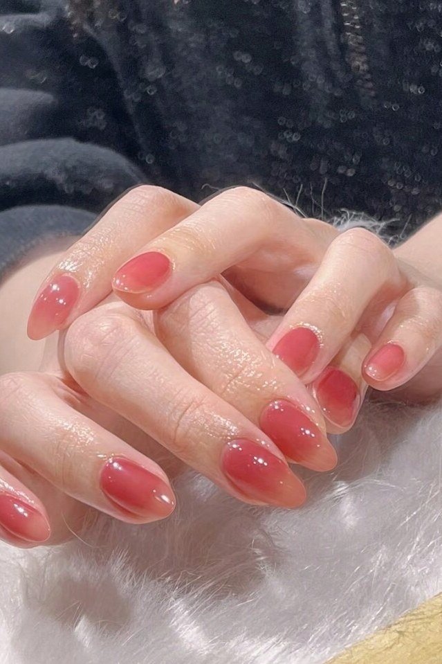 Squoval sheer pinky-red glazed nails