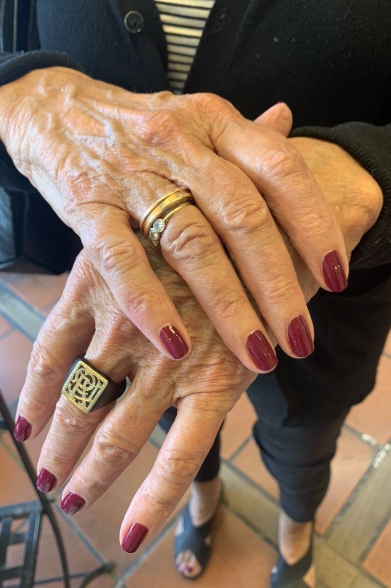 Glossy burgundy nails with gold rings