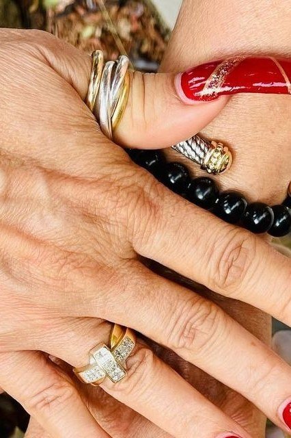Best nails for women over 50: red with gold detail
