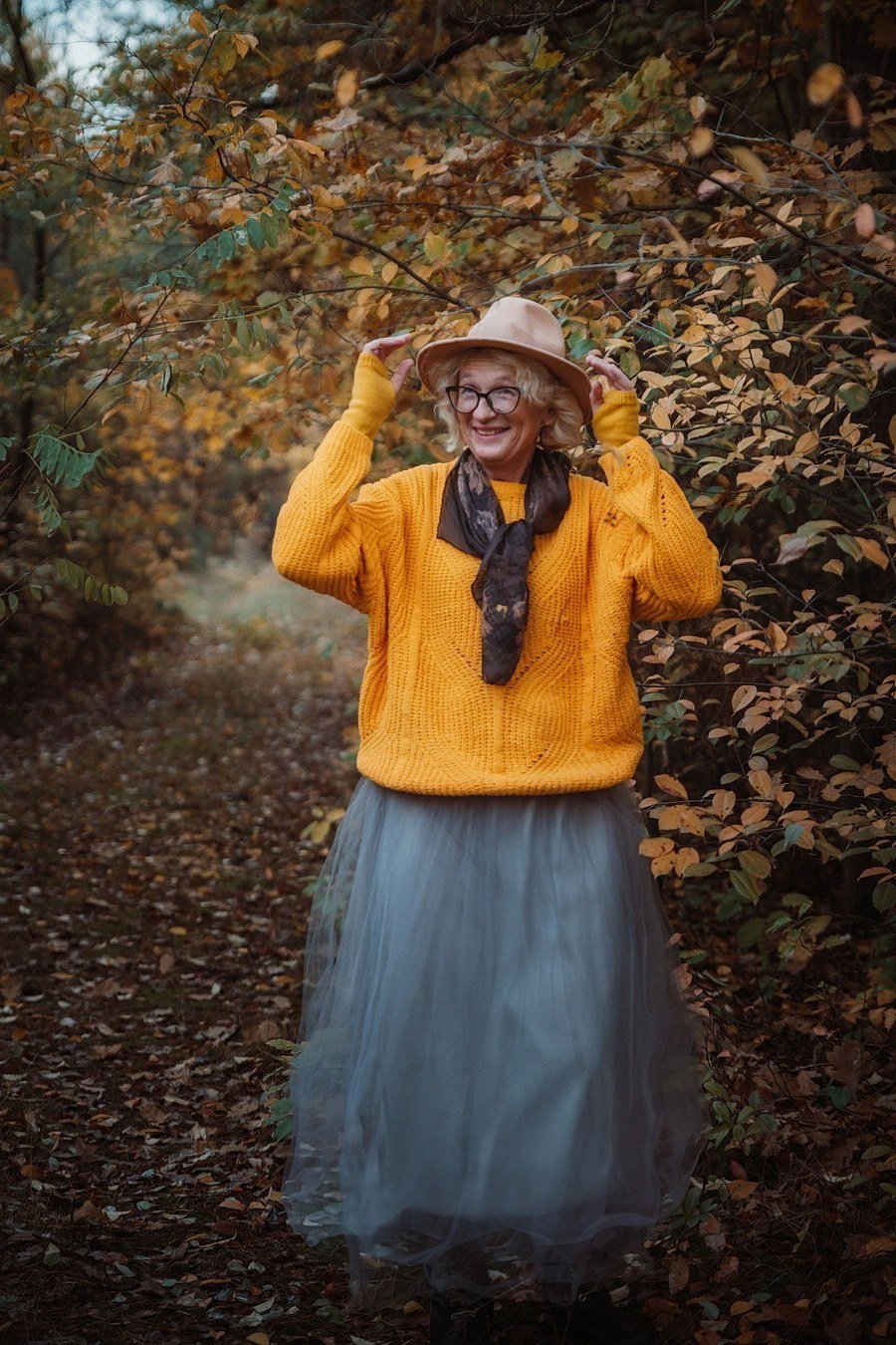 Casual fall outfit for women over 60: blush duster cardigan, black trousers, blush flats