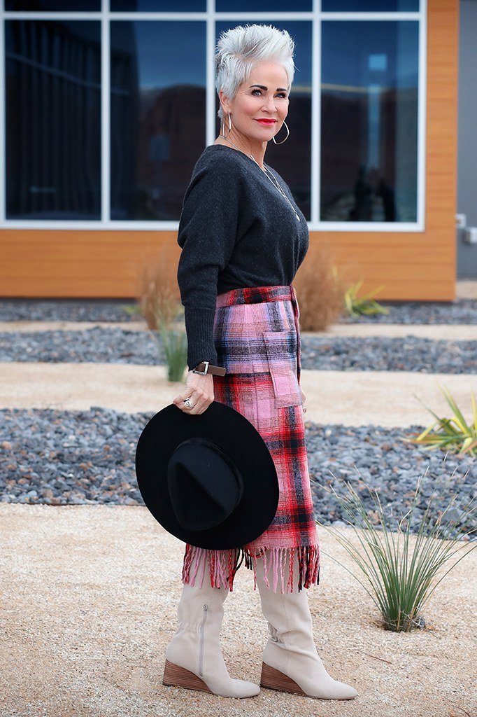 Easy casual outfit idea for women over 50: gray sweater and red plaid skirt, older woman everyday style