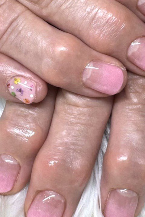 pink nails with tiny daisy accents for older women