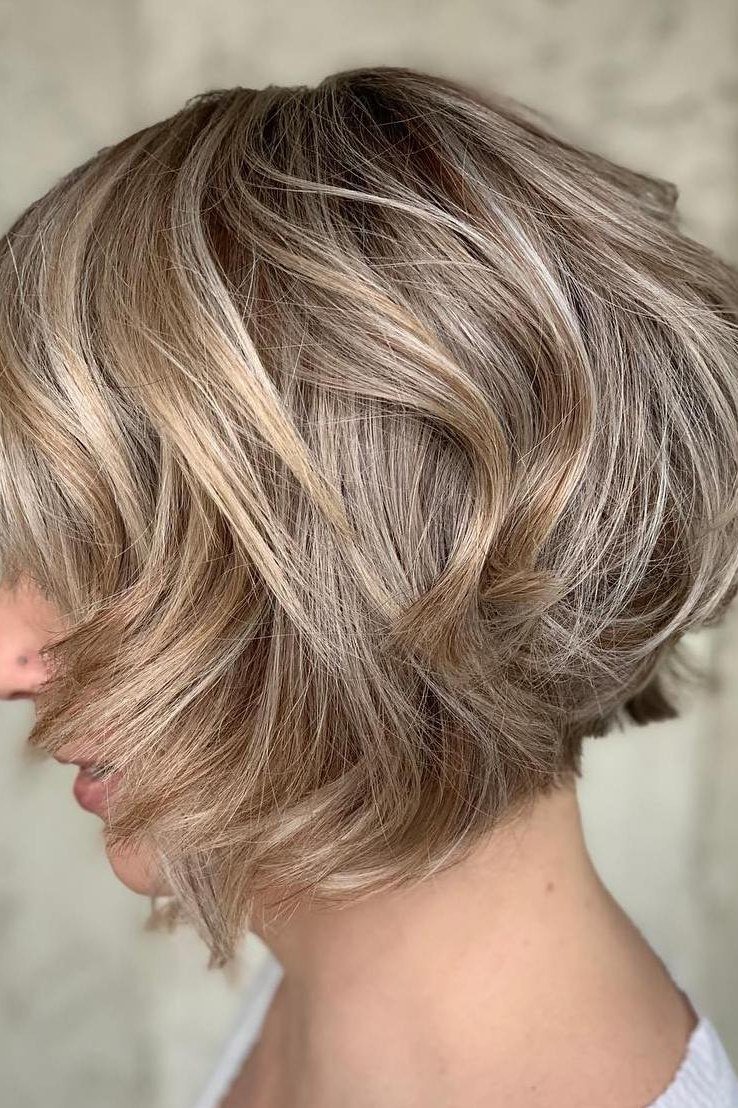 Wavy grey-blonde bob with soft waves - trendy short haircut for older women with fine hair