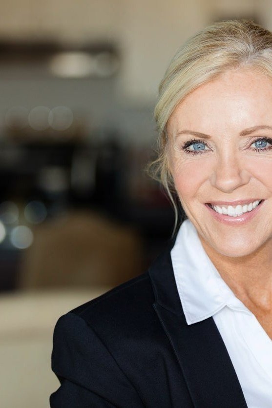 Blonde face-framing layered medium haircut for women over 40