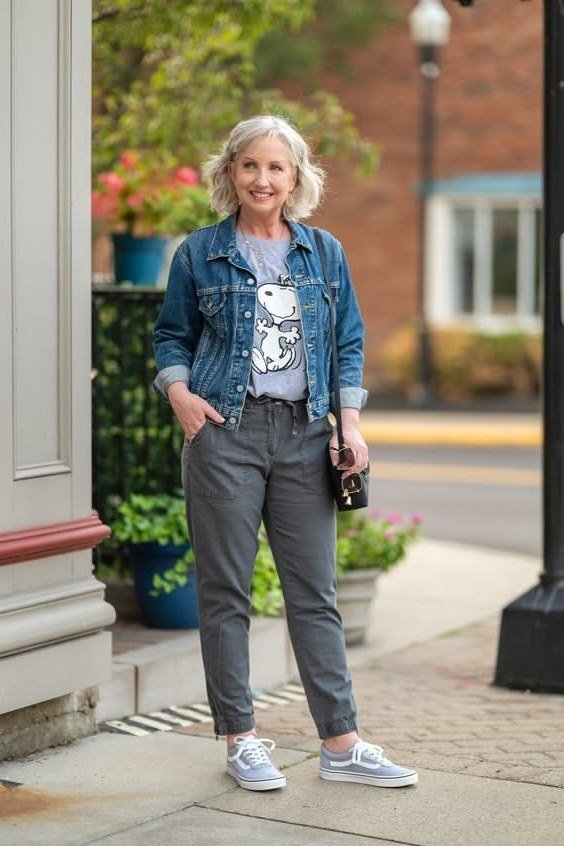 Casual fall outfit for women over 60: white turtleneck, camel wide leg trousers, tan loafers