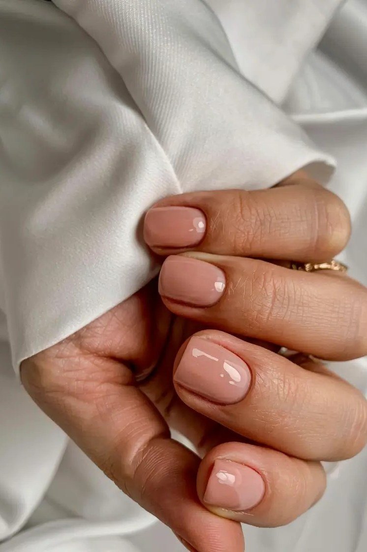 warm taupe oval gel nails, milky coffee nail color for mature hands