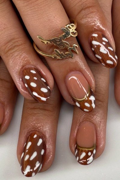 Caramel brown spotted nails with gold deer ring fawn print nails
