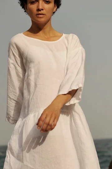 White linen tunic, model by the sea for women over 60
