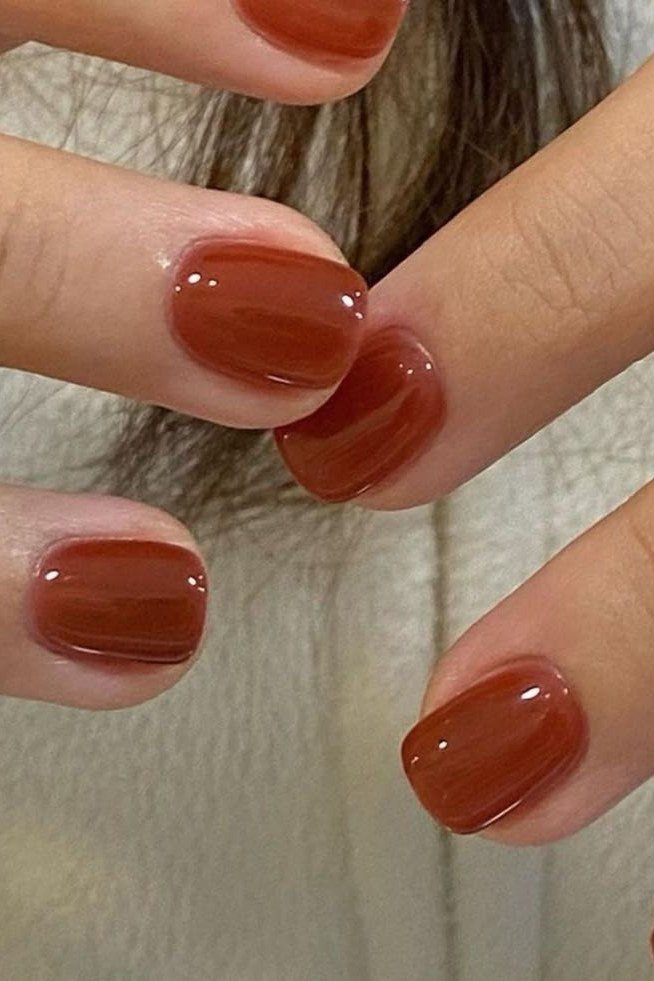 Caramel brown short oval gel nails with glossy finish, warm fall nail color