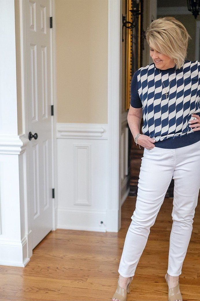 Easy casual outfit idea for women over 50: blue chevron top and white jeans, older woman everyday style
