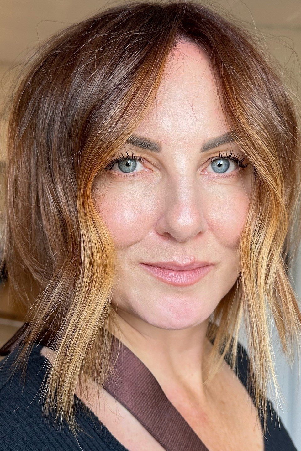 Copper wavy lob, front view - wispy hairstyle for women over 40