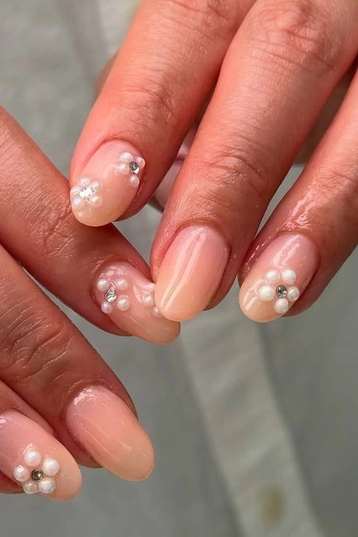 Pink nails with pearl flower clusters