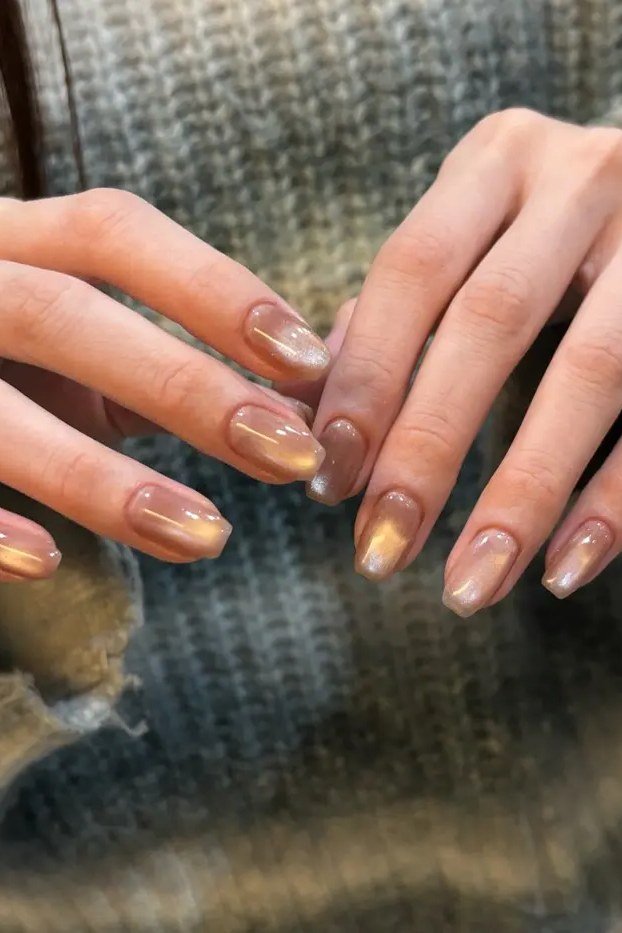 Gold Champagne Cat Eye Nails - Warm gold champagne shimmer glows on these short to medium almond nails.