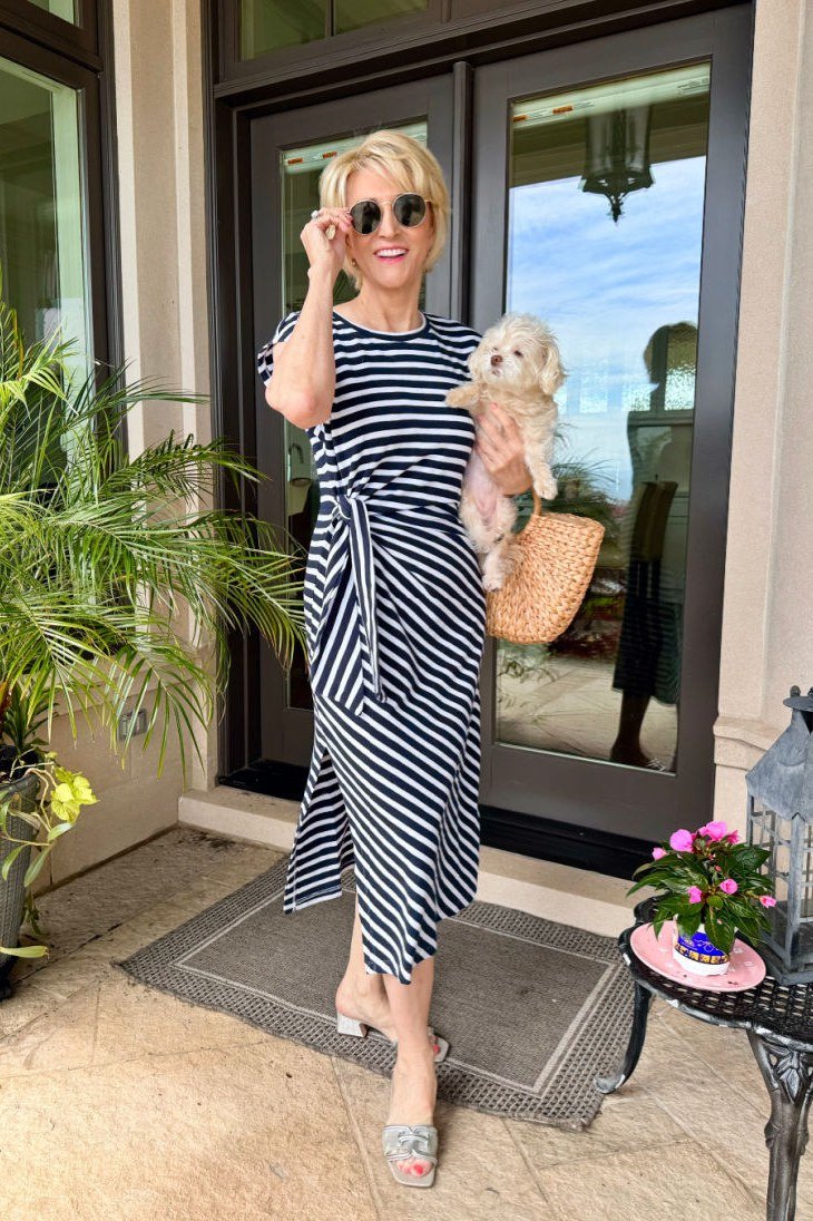 Easy casual outfit idea for women over 50: black striped midi dress and sneakers, older woman everyday style