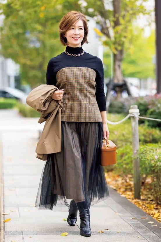 Black turtleneck with pleated grey skirt fall outfit idea for women over 60