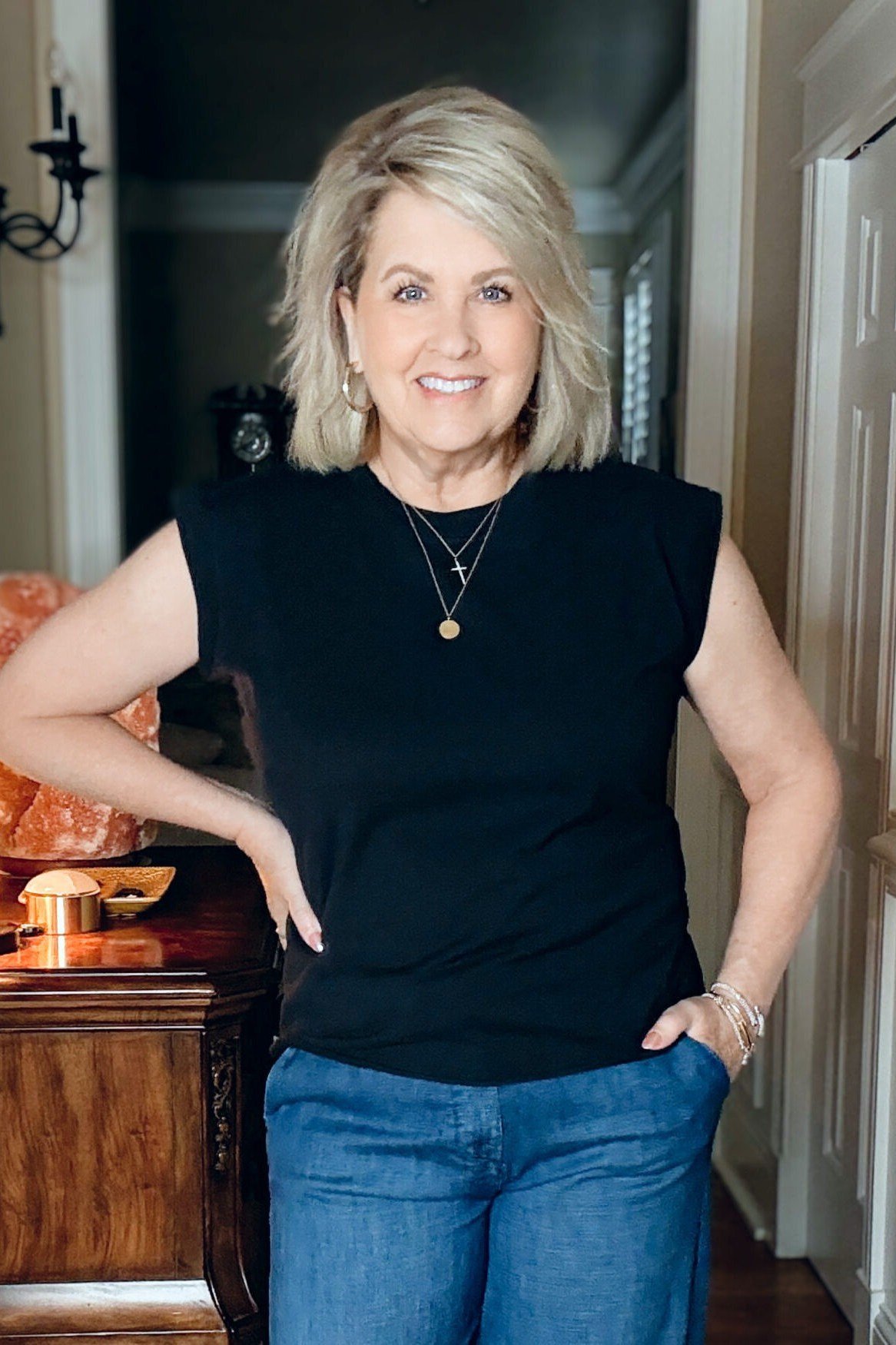 black sleeveless top with blue jeans, classic casual outfit for women over 50