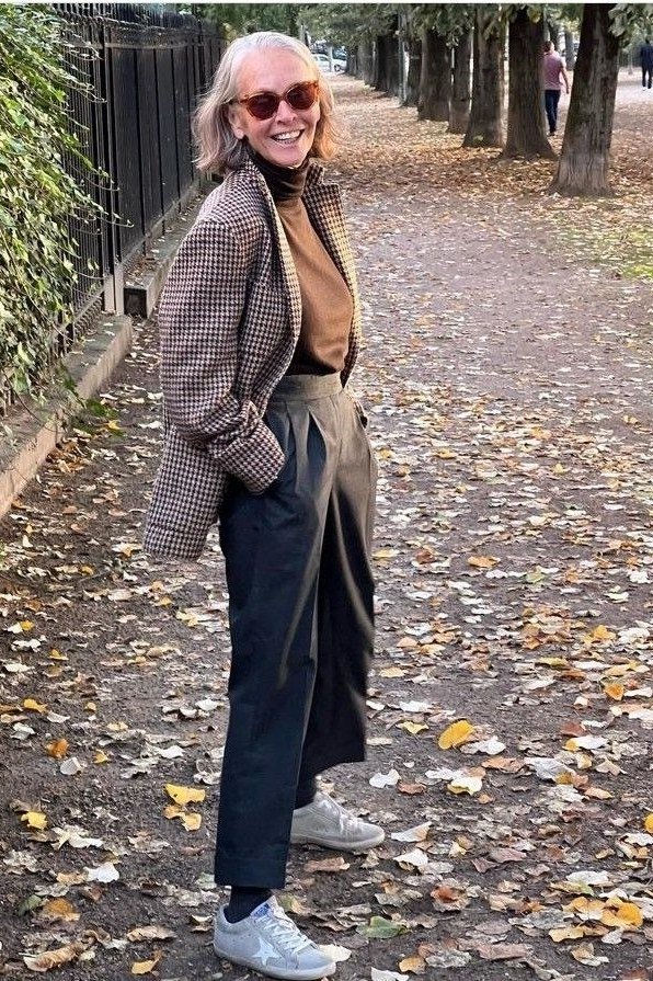 Effortlessly chic fall outfit for women over 60: brown houndstooth blazer with navy trousers