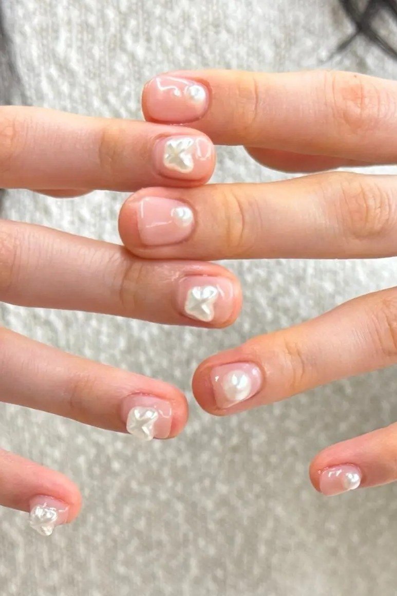 Short french nails with pearl tips
