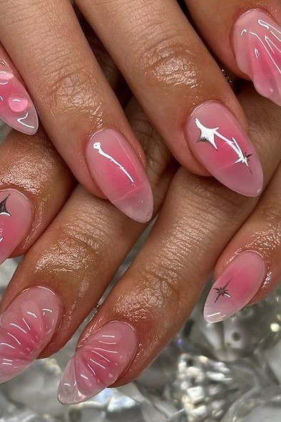 Short sheer strawberry jelly nails with star art