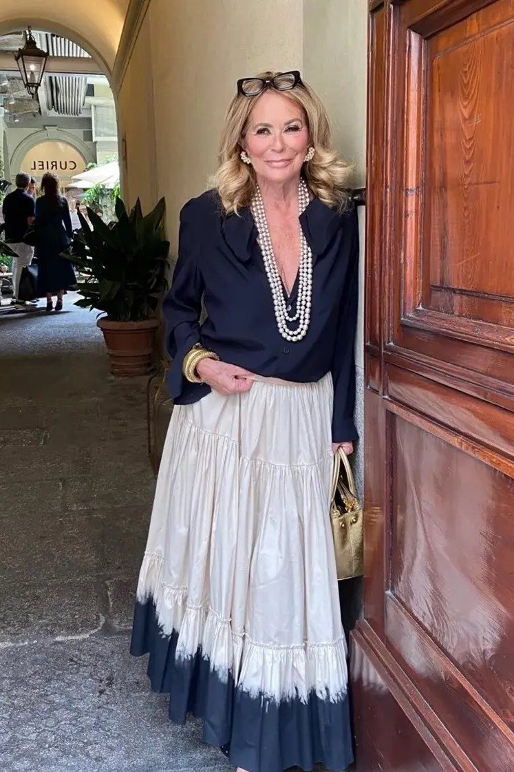 Fall city outfit for women over 50: navy top white navy ombre pleated skirt