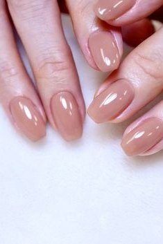 Honeyed caramel nude gel nails
