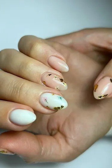 Best nails for women over 50: white gold turquoise