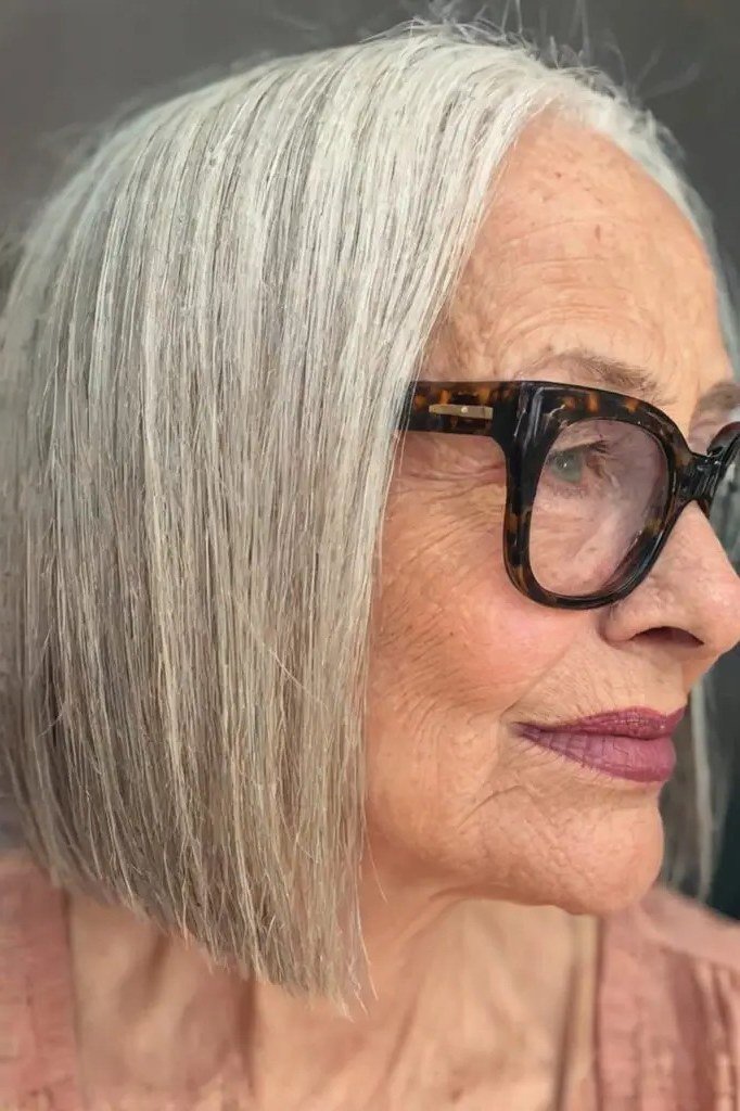 Silver-gray asymmetric bob