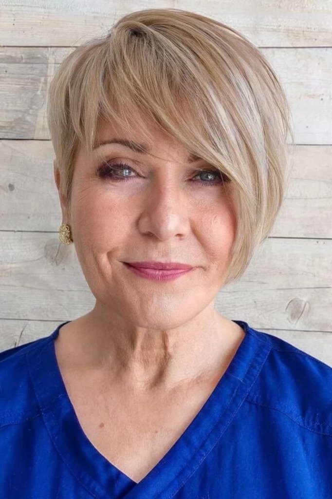 Blonde asymmetric pixie-bob, short and piecey