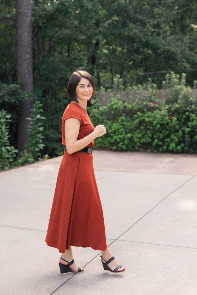 Rust sleeveless midi dress with black sandals casual outfit for women over 40