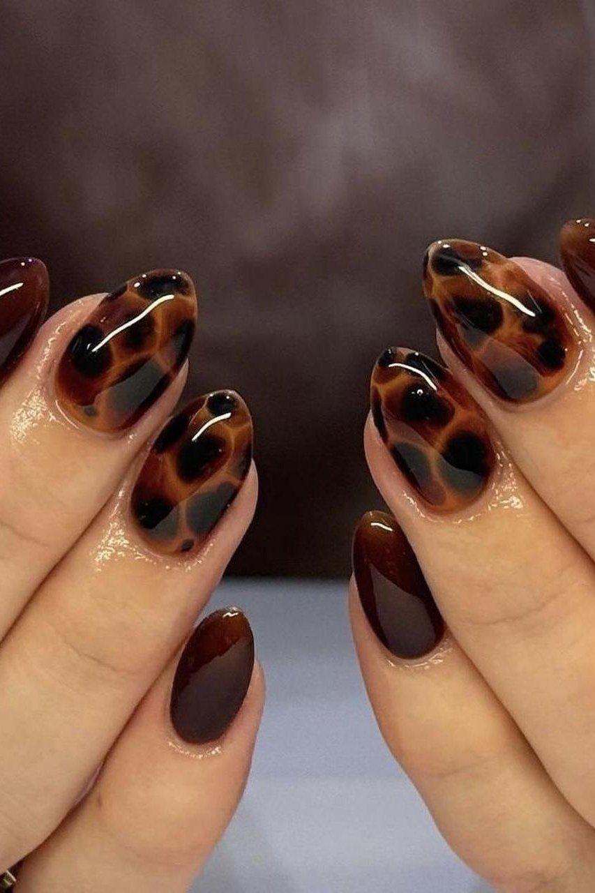 Short round tortoise and burgundy nails