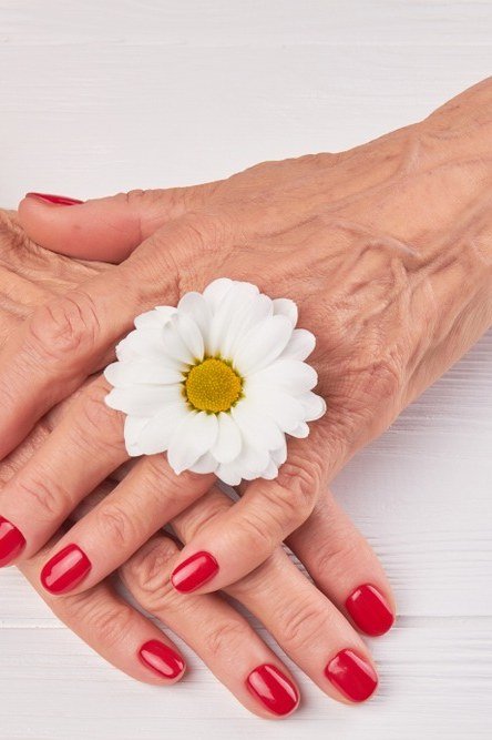 Bright red nails with white daisy flower accent