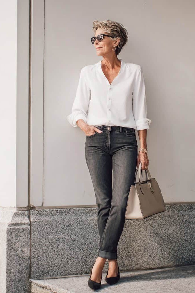 A white shirt with dark gray jeans and a beige tote is soft, neutral dressing. Sunglasses add a chic finish. Gray denim is a fresh alternative to blue. A lovely travel or city-walking outfit.