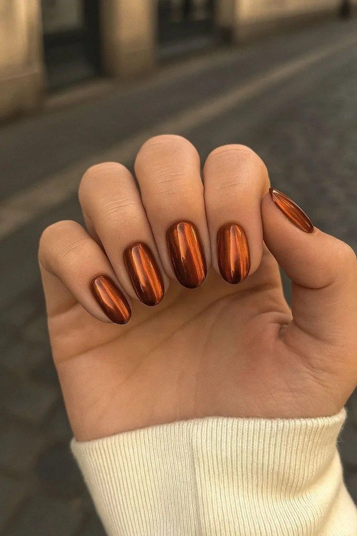 Short and sweet copper chrome nails, curled hand