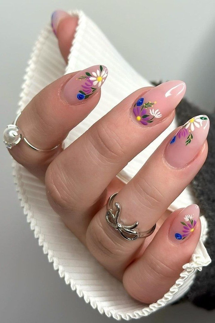 Mini daisy nail art along nail tips for women over 50