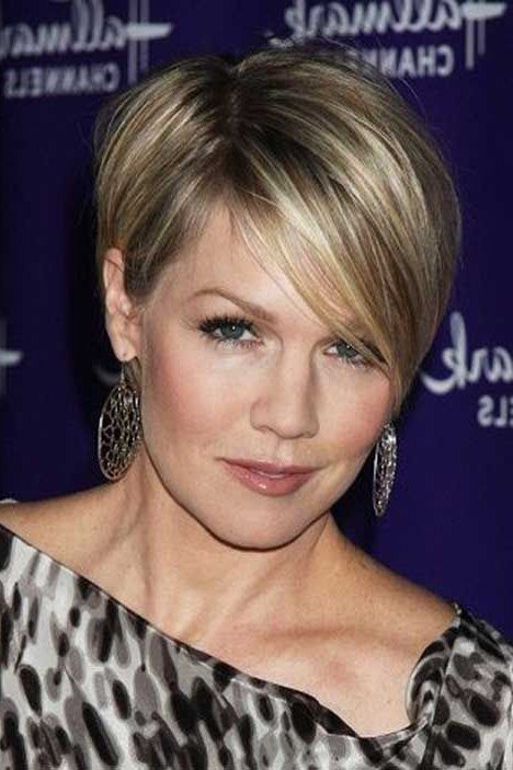 Highlighted pixie haircut with side bangs for women over 40