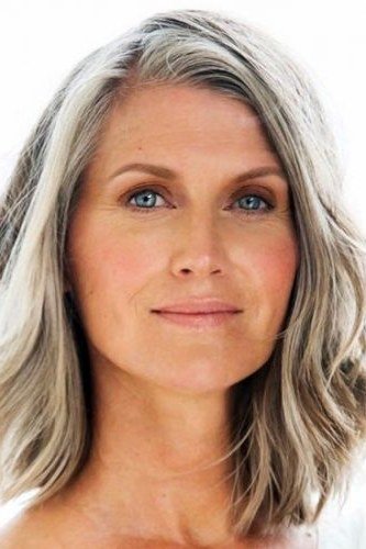 Wavy gray lob - hairstyle for women over 40