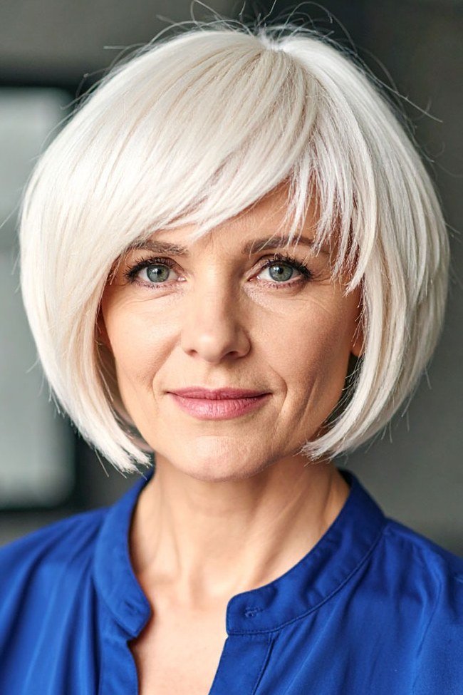 White pixie-bob - hairstyle for women over 40
