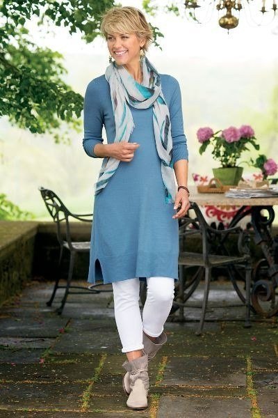 Teal tunic, white leggings, taupe booties, patio, leggings outfit idea for women over 50